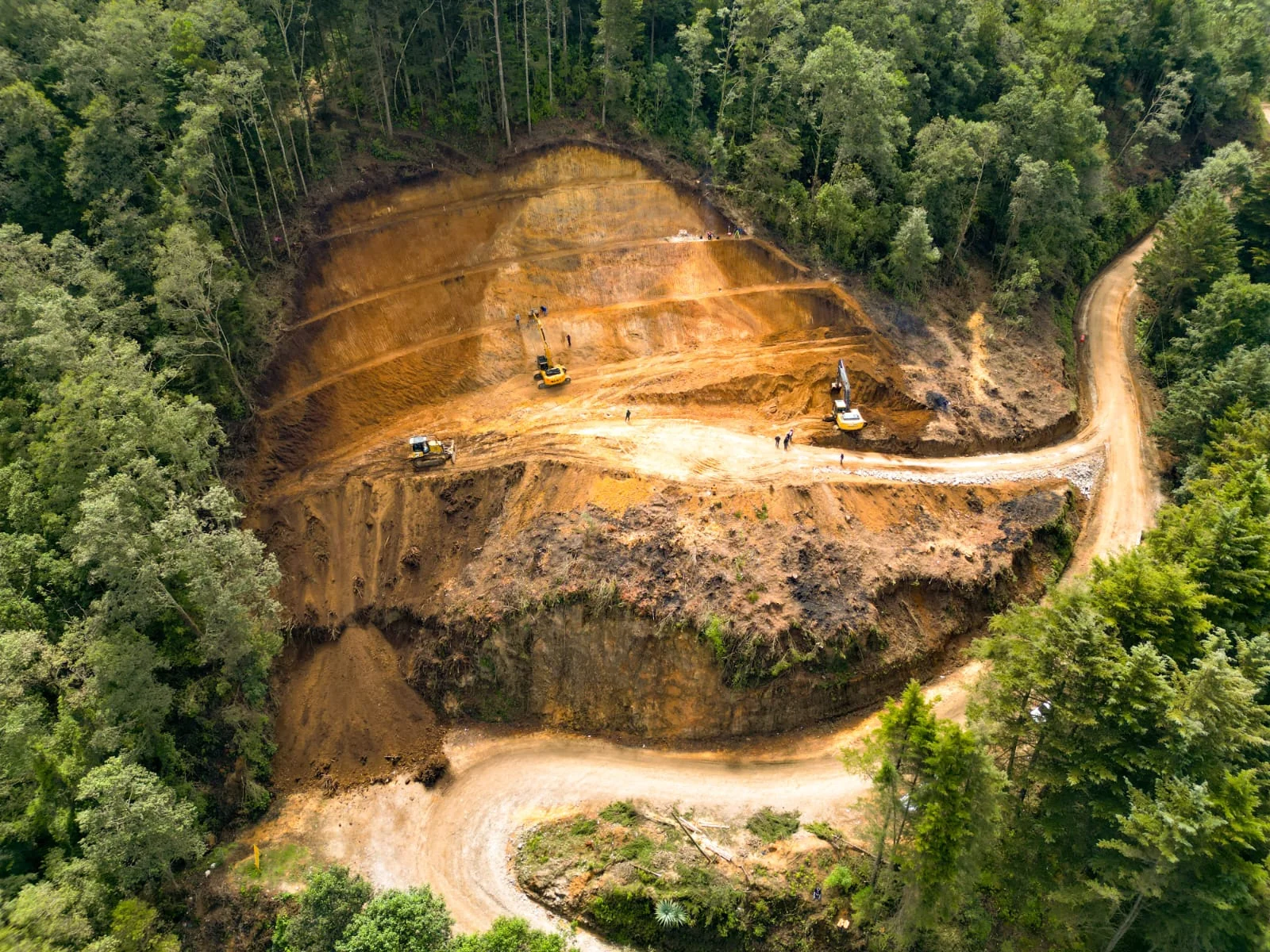 Vista aérea real de excavación de talud en proyecto Calel