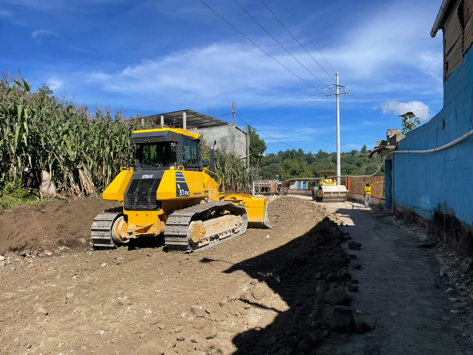 Maquinaria amarilla trabajando en la carretera del proyecto Santa Ana